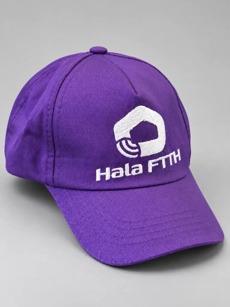 قبعة بنفسجية بشعار Hala FTTH